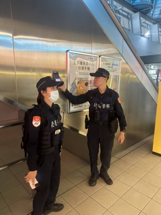 捷運警察簽表安全維護。（圖／TVBS）