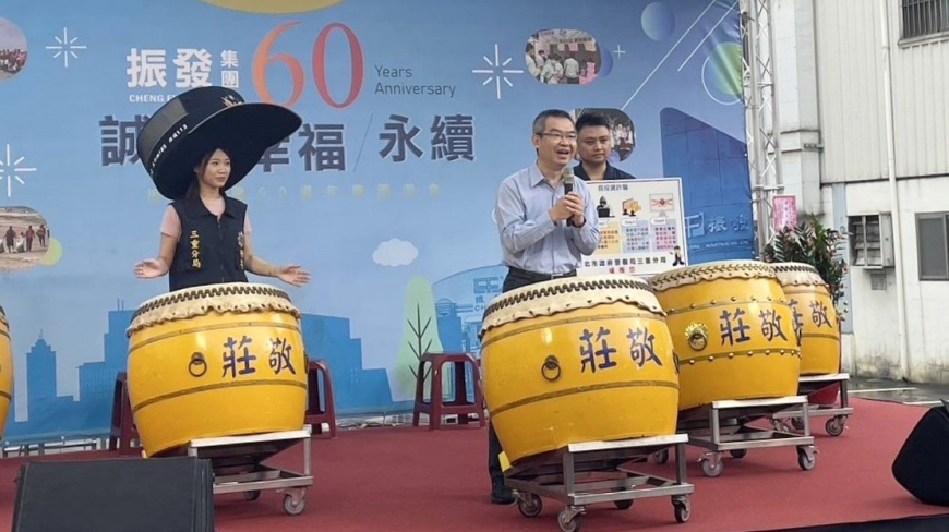 三重警方結合企業活動,提升民眾反詐騙意識。(圖/TVBS)