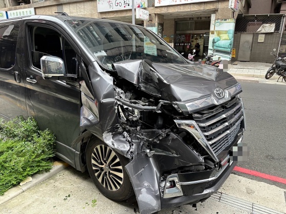 施女的廂型車車頭毀了。(圖/TVBS)