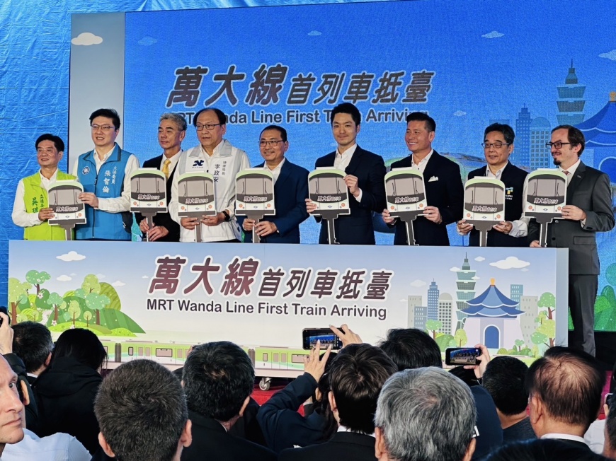 萬大中和線首列車「朝氣蓬勃」抵台 雙北市長攜手揭幕 侯友宜:新北市潛盾隧道年底貫通 2026年底拆除圍籬