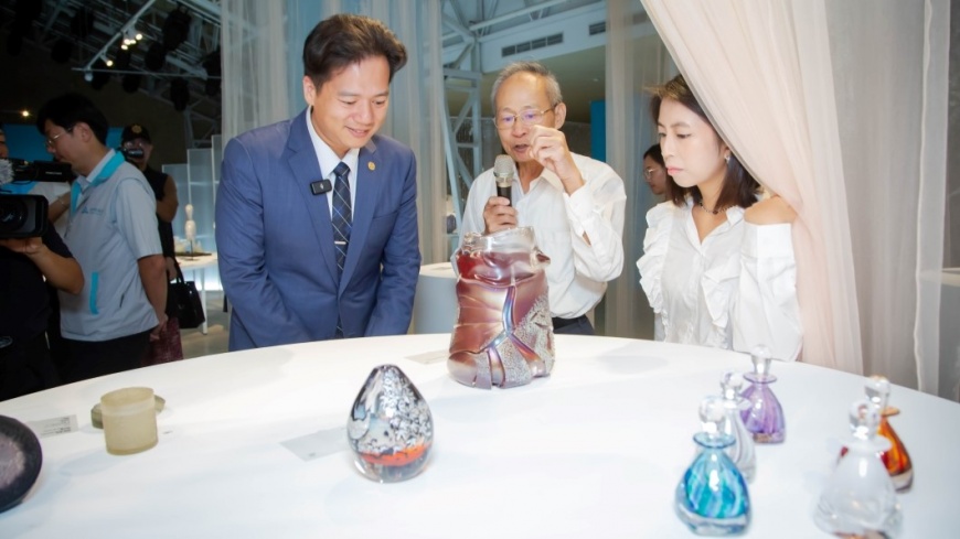 邱臣遠代理市長開箱玻藝節展場，歡迎大家來竹市欣賞玻璃之美。（圖片來源：新竹市政府)
