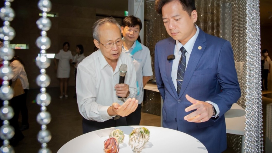 邱臣遠代理市長開箱玻藝節展場，歡迎大家來竹市欣賞玻璃之美。（圖片來源：新竹市政府)