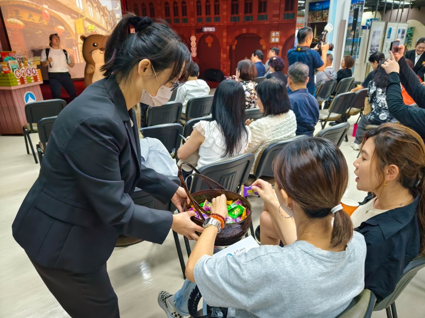 ▲活動現場除了佈置成到金門旅遊必去的「模範街」,同時也可以吃到近馳名的「金門貢糖」。(圖/金門縣政府提供)