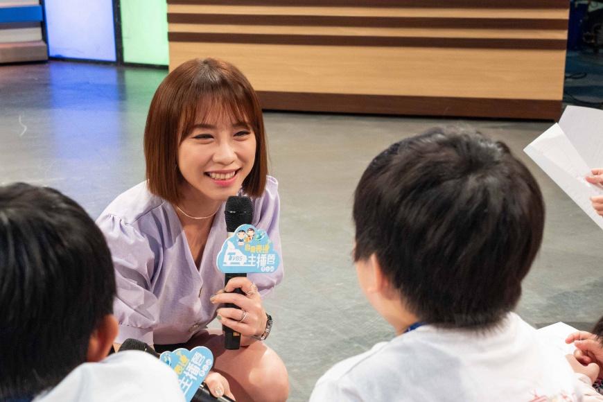 ▲ TVBS主播詹舒涵與自信表達主播營學員上課互動。照片╱TVBS提供