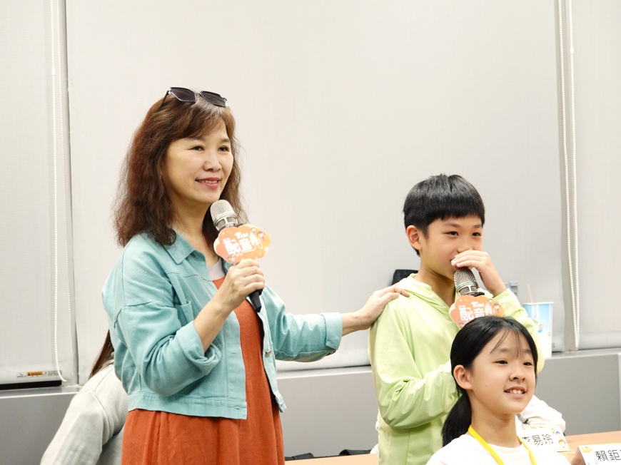 ▲「哆啦A夢」陳美貞老師(最左)教導學員如何正確發音以及運用共鳴腔，展現聲音特色。照片╱TVBS提供