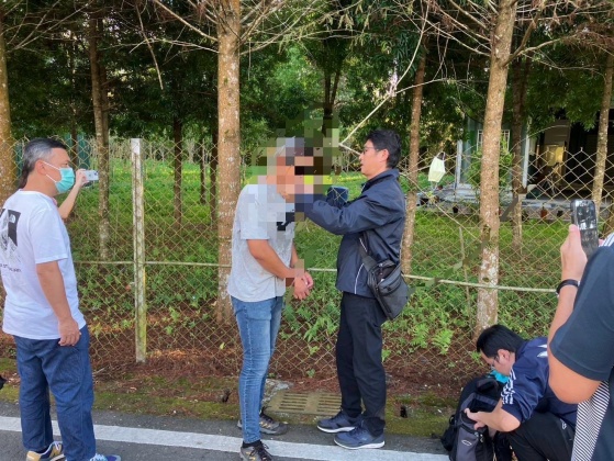 藍衣男高鐵上亮匕首插椅背!乘客嚇傻 逃亡1天落網