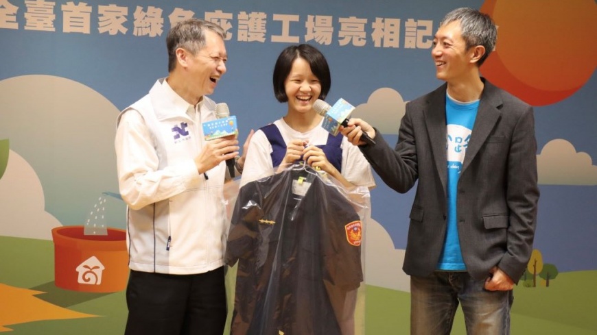 護員工介紹洗衣服用可分解環保袋包裝。(圖片來源：新北市政府)