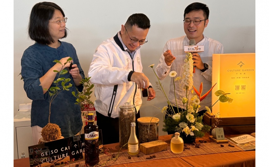 客家事務局攜手在地創生團隊「个所栽」,配合找茶季推出創新茶飲與茶飲調酒,展現青年投入茶產業的創新與活力!(圖-桃園市政府 提供)