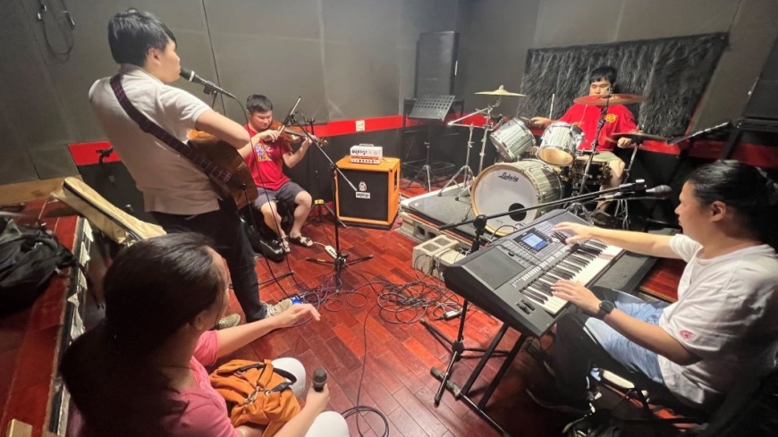 新北身障表演藝術工作者藉由藝起充電練團室進行音樂交流 (圖片來源:新北市政府)