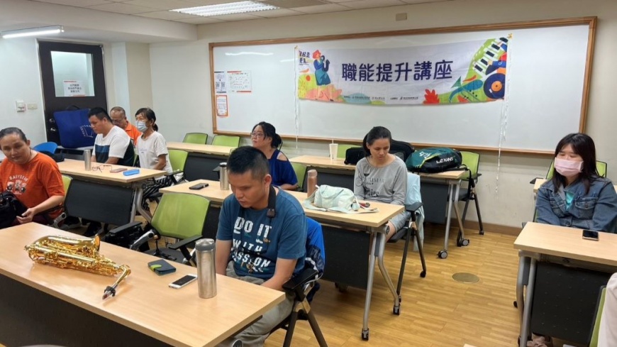 新北身障表演藝術工作者藉由藝起充電練團室進行音樂交流(圖片來源:新北市政府)