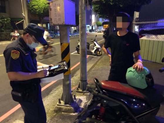 警方強勢取締無照駕駛。（圖／TVBS）