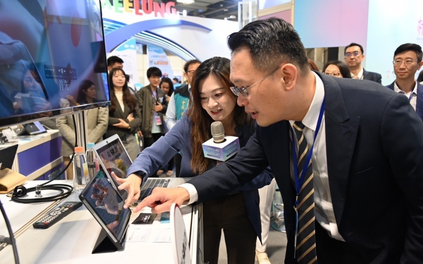 宇宙製造股份有限公司向蘇副市長介紹核心產品，展示企業創新實力與市場應用潛力(圖:桃園市政府青年事務局 提供)