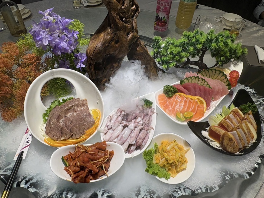 圖說2:氣勢非凡的首道冷盤海鮮料理「盛合生魚拼」,帶給饕客十足味覺與視覺體驗。