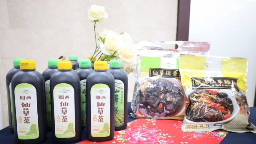 新竹縣副縣長陳見賢表示,關西鎮仙草產量占全國8成,邀請全國民眾快到關西「嚐仙」。(圖片來源:新竹縣政府)