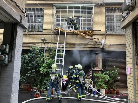 快訊／迪化街火警！疑樓下宮廟爆竹起火　2樓男住戶一度受困