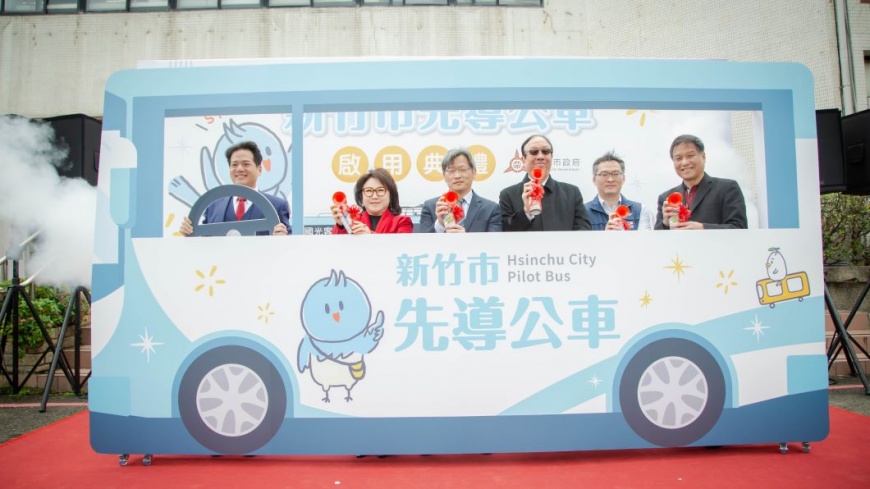 代理市長邱臣遠進行先導公車啟動儀式。（圖片來源：新竹市政府）