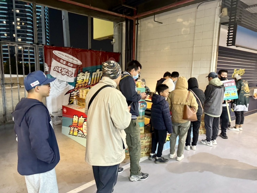 熱呼呼的湯麵吸引球迷們排隊駐足