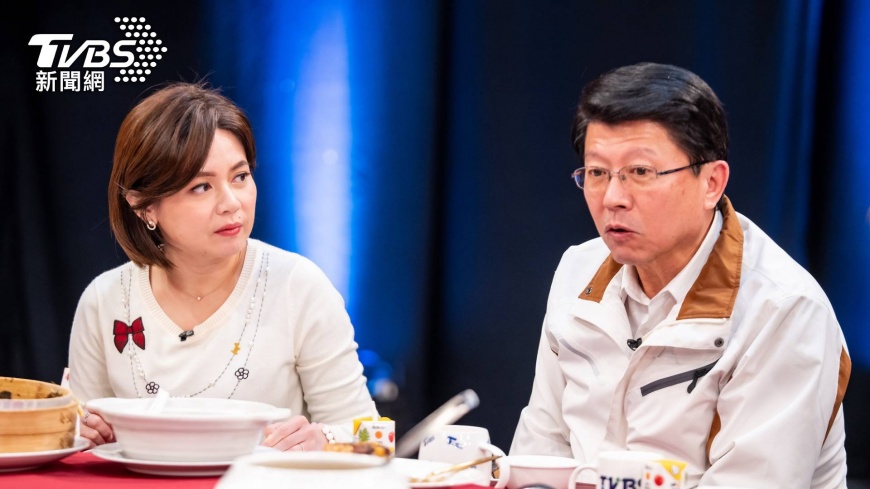 主持人陳諺瑩與立委謝龍介,更在直播中合唱雪中紅(圖_TVBS)