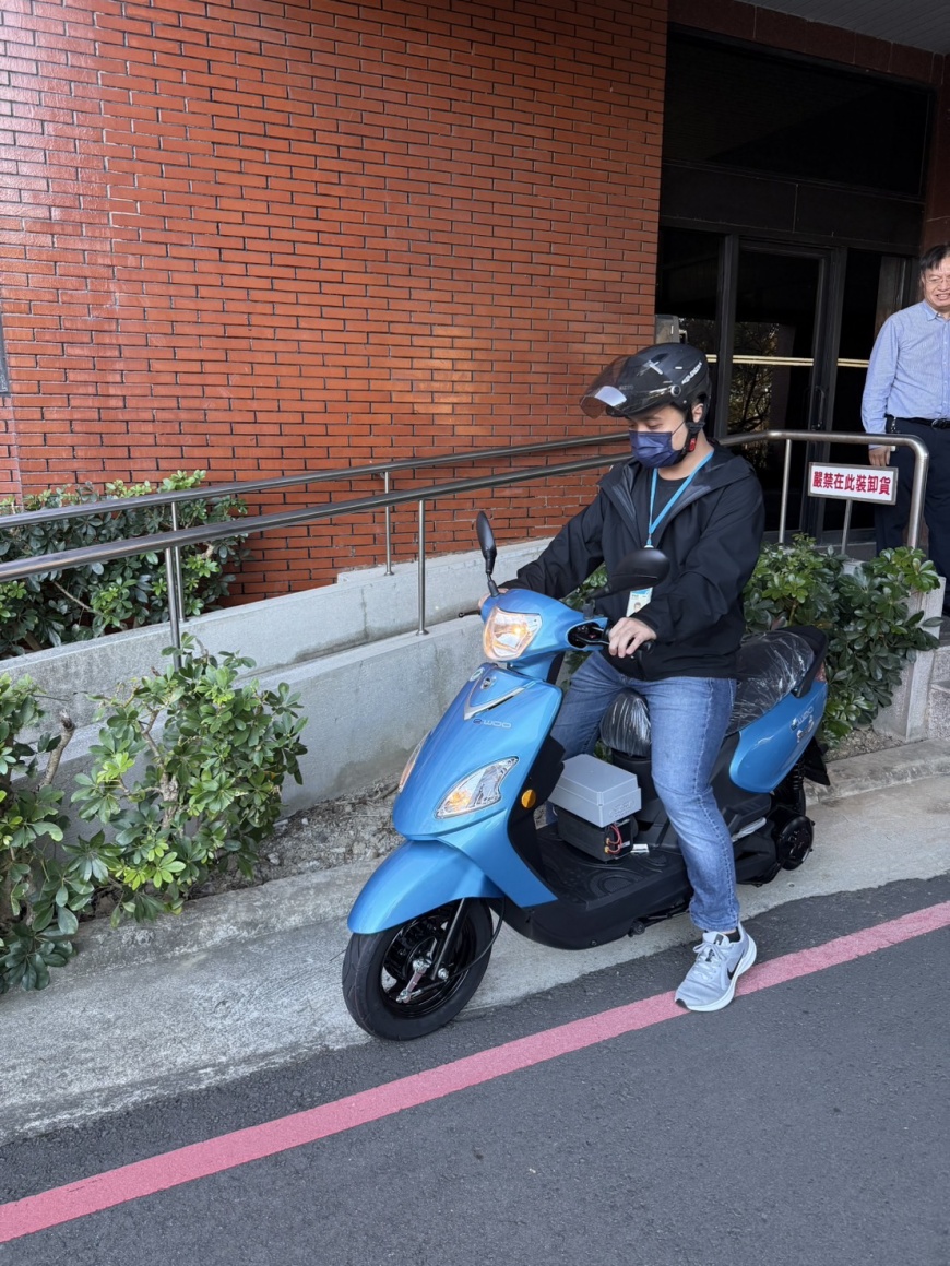 圖說:工研院同仁與工研院內部道路測試行駛氫燃料電池測試車