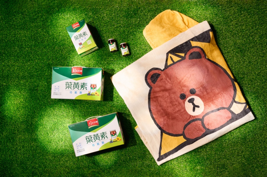 「天地合補葉黃素功能飲」推出42入組合贈LINE FRIENDS柔柔連帽毯