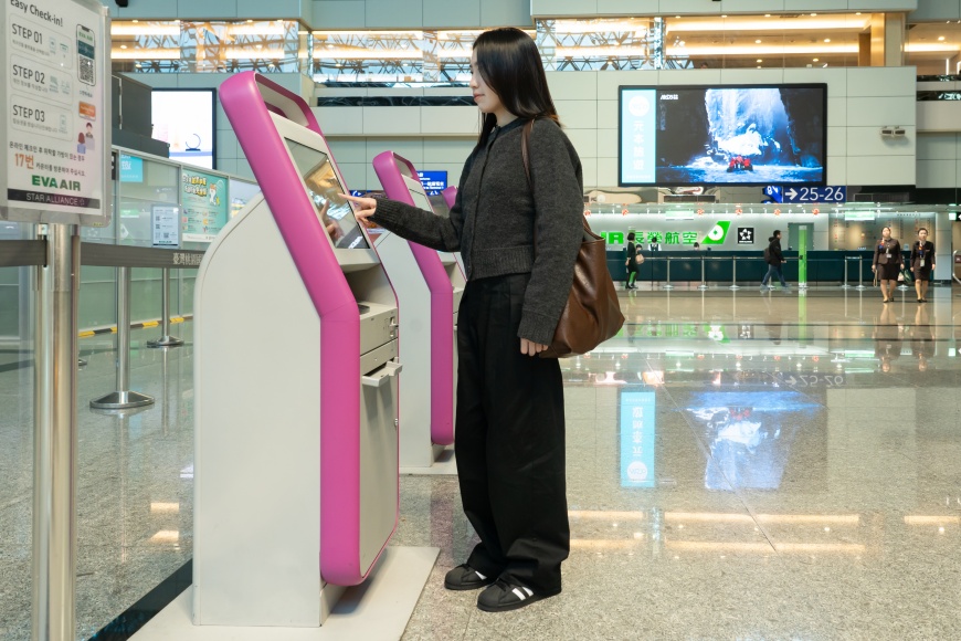 提醒旅客可提早抵達機場,亦可多加利用手機、網路或市區預辦登機完成報到,以及使用自助行李託運等智慧化服務,加速報到效率。
