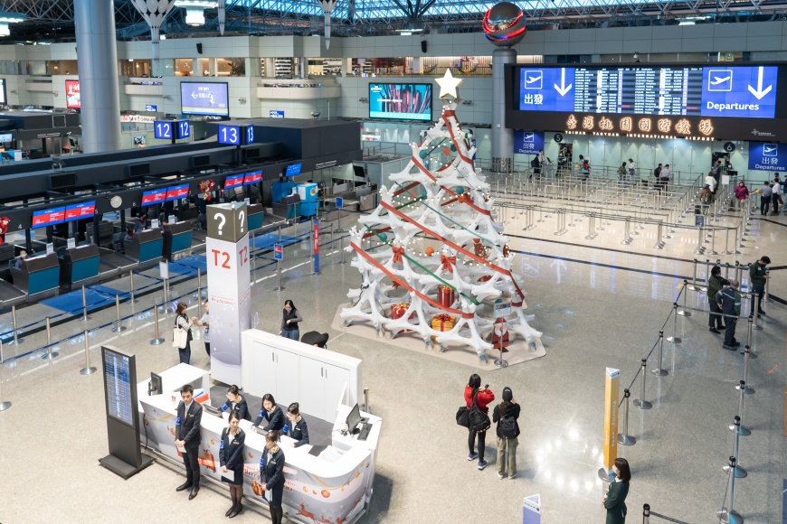 進出機場可搭乘機場捷運或客運巴士等大眾運輸工具,方便又省時。機場園區內使用電子票證搭乘機場捷運可享免費優惠。