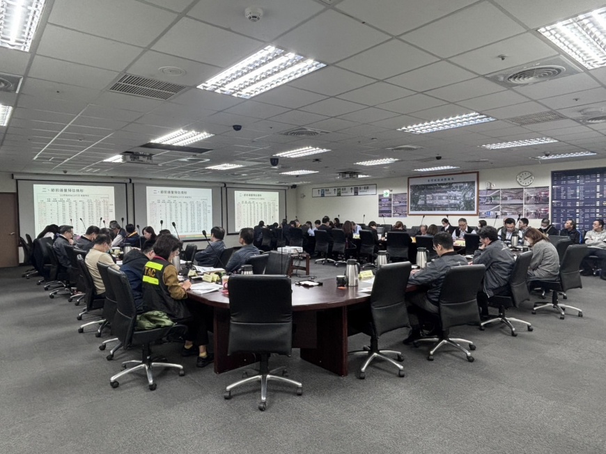 為因應耶誕、元旦及春節大幅增加的出入境旅客,機場公司特別召開疏運作業協調整備會議,邀集航空公司、地勤公司、CIQS(海關、證照查驗、檢疫、安全檢查)、聯外交通及商業廠商等機場大聯盟各單位,共同研議疏運計畫。