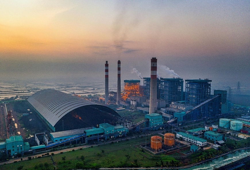 發電廠這類固定污染源由於面積較大,排放路徑較長,有更多空間安裝污染捕捉設備,更容易控管。