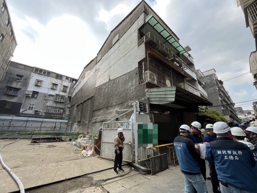 快訊/新北三重工地挖地基釀災!一旁民宅傾斜龜裂 現場警戒中