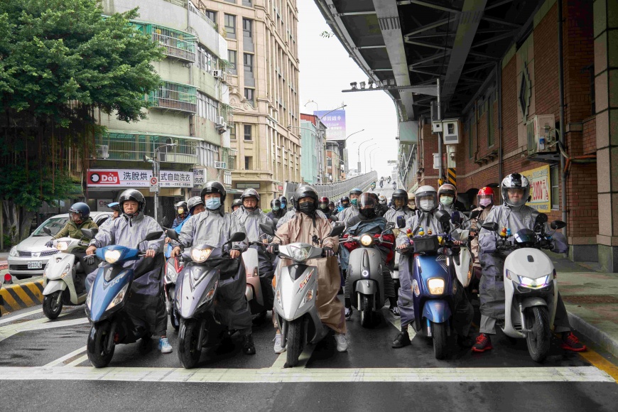 冬雨綿綿 機車族不狼狽！極鋒雨衣3秒快速穿脫 帥氣新選擇