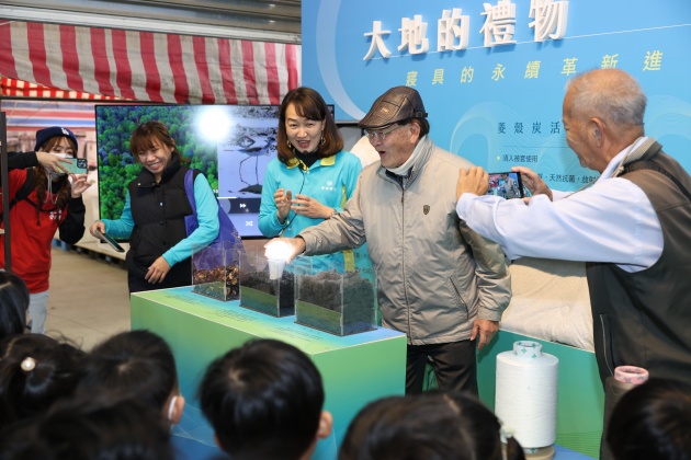 展示菱殼炭絕佳的導電性(右二)億進寢具柯崑龍董事長。圖/業者提供