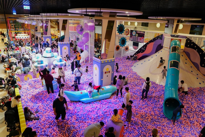追風奇幻島麗寶店有VR蹦床、百萬大球池、網繩迷宮等,絕對是小孩放電最佳去處。