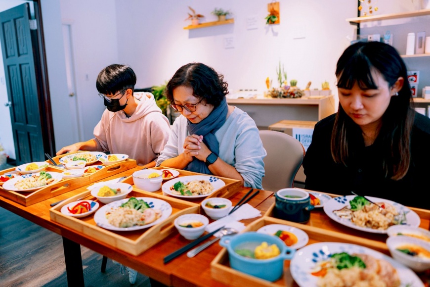 愛心年菜由勵馨基金會社工協助配送,讓受助家庭在新年能吃上熱呼呼的佳餚