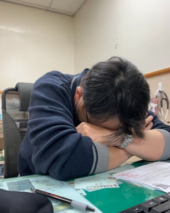 李佳穎醫師開診日不但得收治一堆感冒病患,自己也中鏢流感。(圖/翻攝自「@chiaying.li.12」Threads)