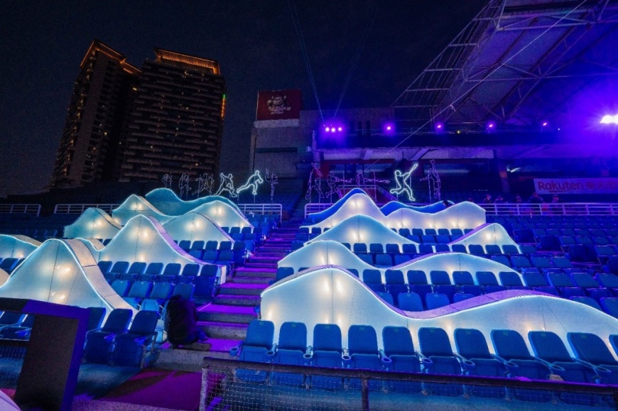 「光海之境」柔和的波浪,讓民眾感受明亮溫暖氛圍。(圖片來源:桃園市政府體育局)