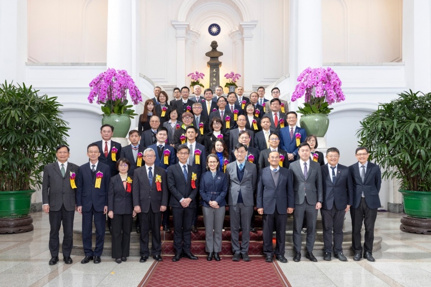 (中)副總統 蕭美琴、婕樂纖創辦人 呂世博與其它台灣卓越公司之授獎人