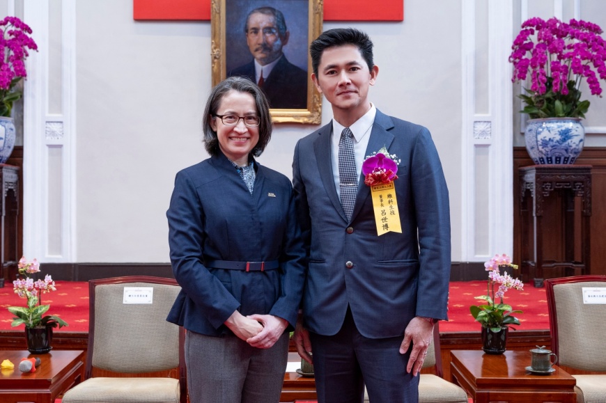 (左)副總統 蕭美琴，(右)婕樂纖創辦人 呂世博