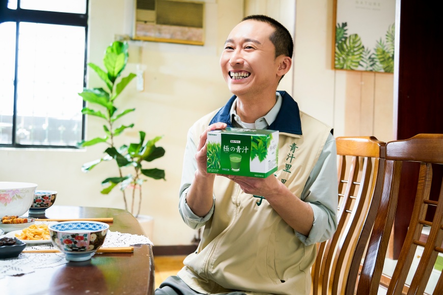 三得利極之青汁代言人—浩子來了！穿上里長背心，推廣輕鬆補菜的新選擇！三得利/提供