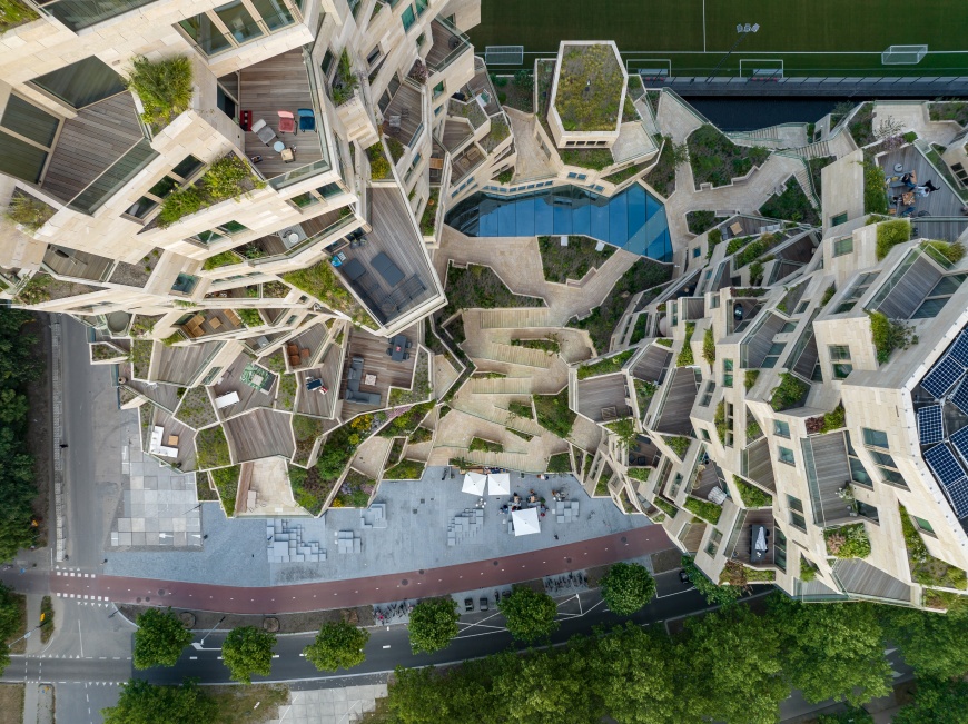 位在阿姆斯特丹Zuidas社區的「山谷」,榮獲七項世界建築大獎,2021年被評為全球最佳新摩天大樓。