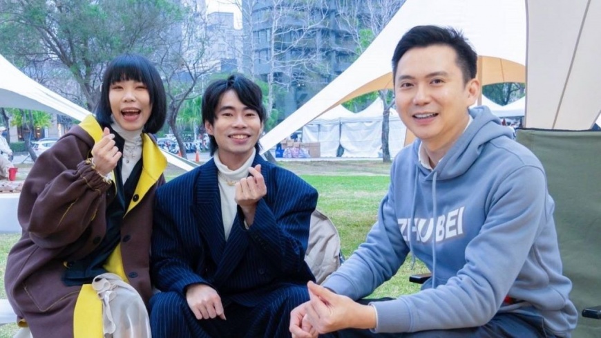 音樂會邀請獨立樂團脆樂團演出,竹北市長與民眾愜意的享受精彩演出。(圖片來源:竹北市公所)
