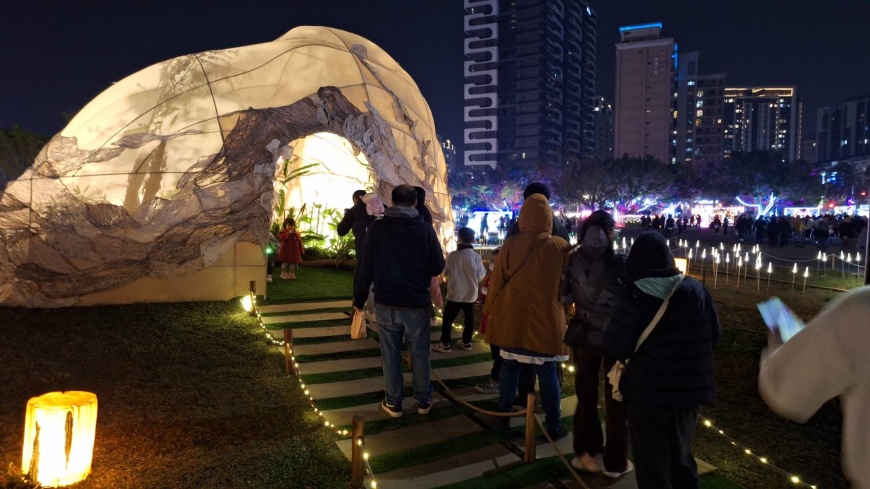 作品「脈」，以樹皮布形塑一座發光的山，內部種植光復鄉馬太鞍溼地的植物，象徵原民取之自然，依地而生。
