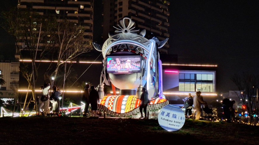 作品「EYE OF INA」，外型由傳統與現代交織而成，包含原住民16族群圖騰意象及前衛科技感的LED呈現眼睛。