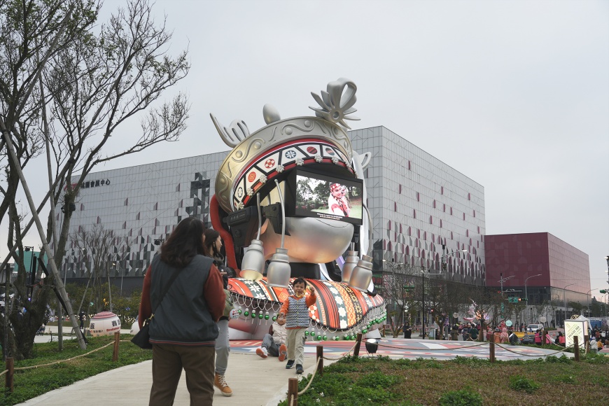 作品「EYE OF INA」髒辮頭飾、傳統圖騰及科技感圖像,注入原民新風貌。圖片來源: 桃園市政府客家事務局