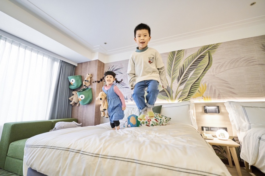 「福容徠旅中壢」IKEA「森旅」客房,充滿童趣動物森林的空間,有著各式動物類的布玩偶陪伴,大、小朋友玩的開心住的也開心。