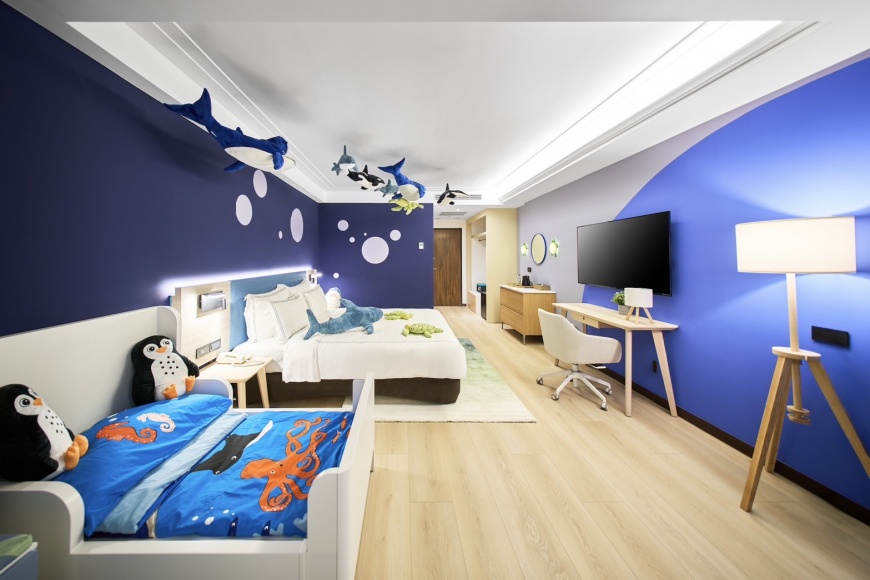 「福容徠旅中壢」IKEA「海旅」客房,將海龜、藍鯨、虎鯨等,固定在天花板上,床上擺放著企鵝和鯊魚,彷彿進入海底世界。