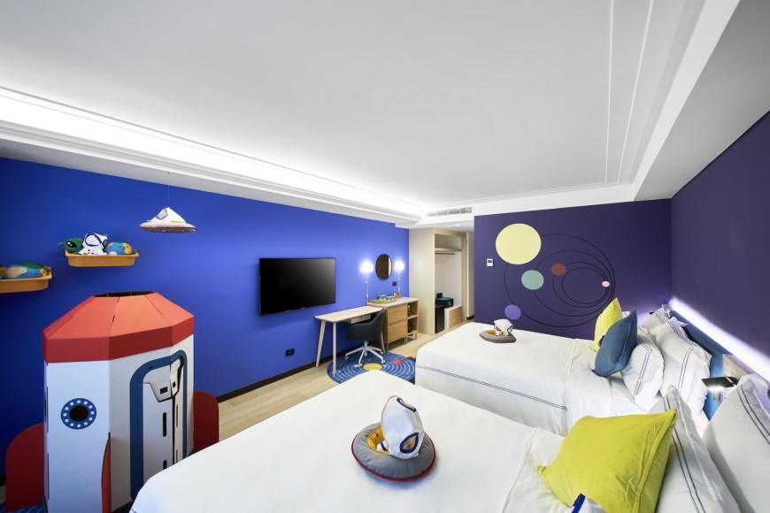「福容徠旅中壢」IKEA「星旅」客房,以充滿奇幻色彩的太空為主題,有綠色外星人、再生材料製成的紙板火箭帳篷、太陽星系造型短毛地毯和壁飾,將空間打造成一場充滿想像力的宇宙冒險。