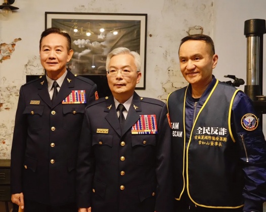 愛爾麗集團總裁常如山(右)積極合作警政署打詐,堪稱「民間打詐隊」隊長。資料照片