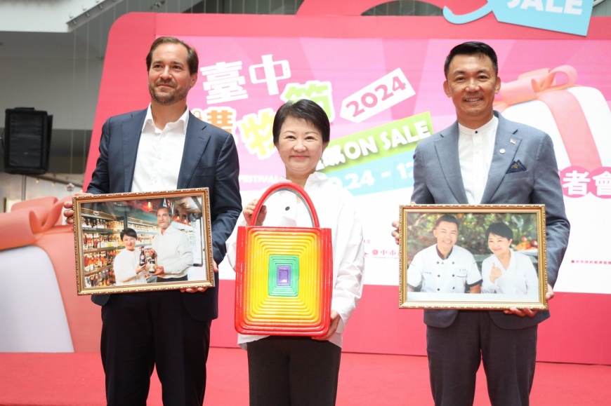 盧市長與使節合照