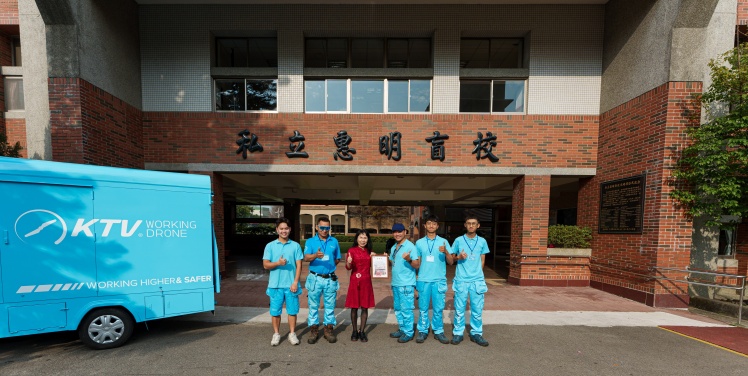 無限飛潔團隊與惠明盲校蔡旻玲校長攜手共創潔淨環境。圖/無限飛潔提供