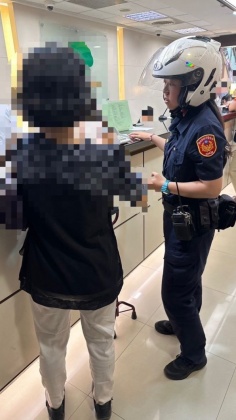 新北警與金融機構合作，共同防止臨櫃詐騙。(圖片來源：新北市政府警察局)